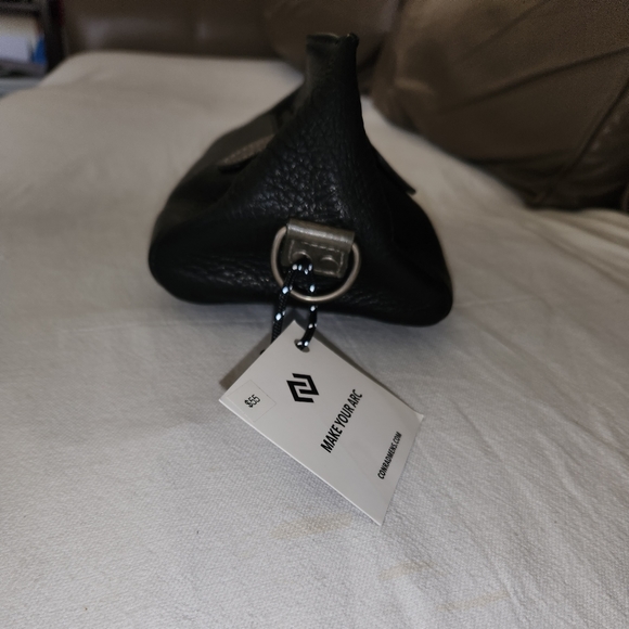 Leather toiletry bag - Picture 3 of 6